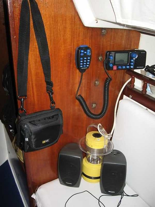 peinture pont 2008b 016.jpg - vhf fixe, lampe tempête flottante, lecteur de cd portatif et deux haut-parleur ( que l'on met sous la capote à l'extérieur pour naviguer ou diner à l'extérieur en musique.